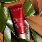 Clarins Super Restorative Décolleté and Neck Concentrate 75ml life 2